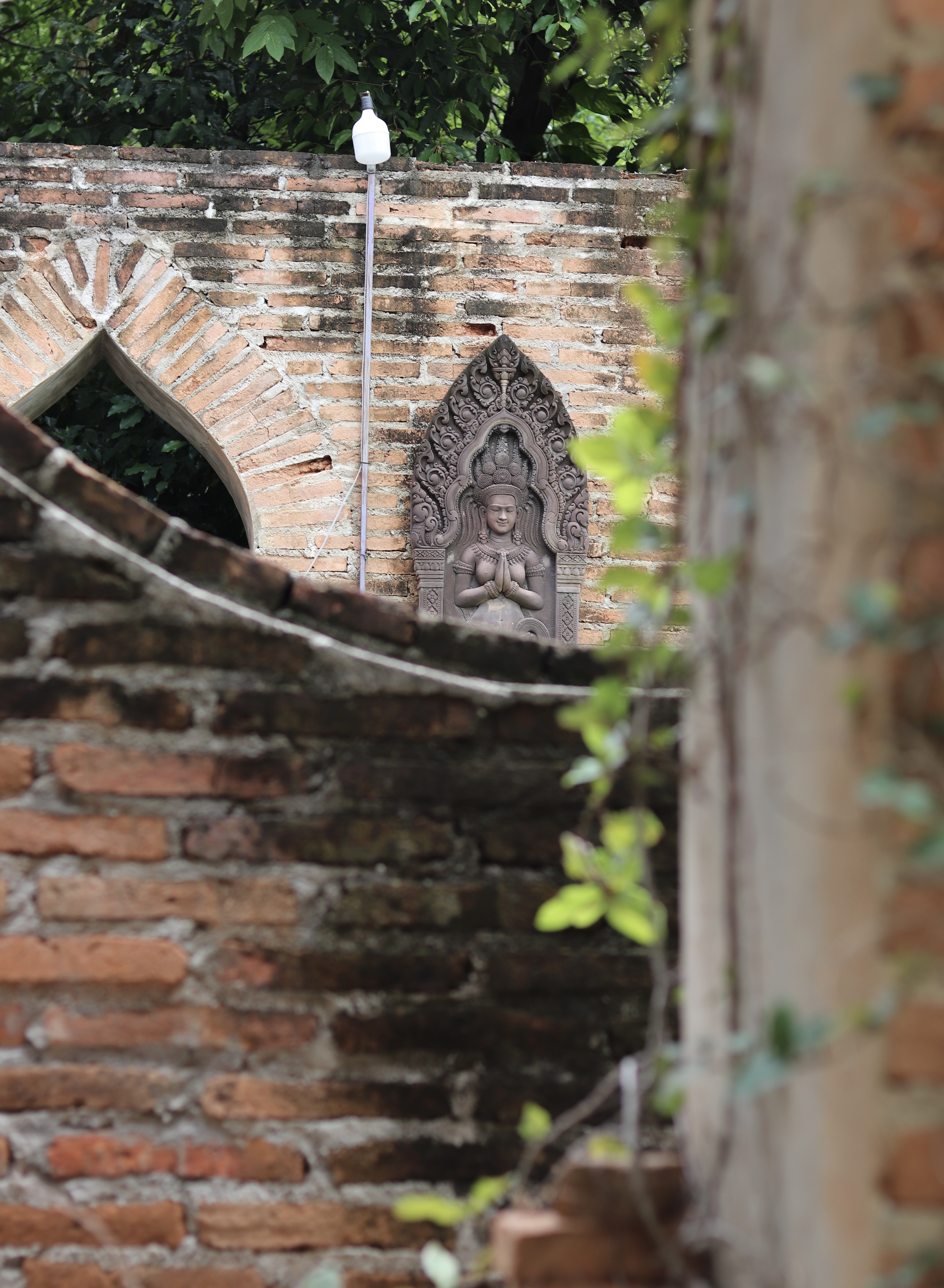Kiến trúc chùa chiền tại thành cổ Ayutthaya mang đậm tính hoài cổ.