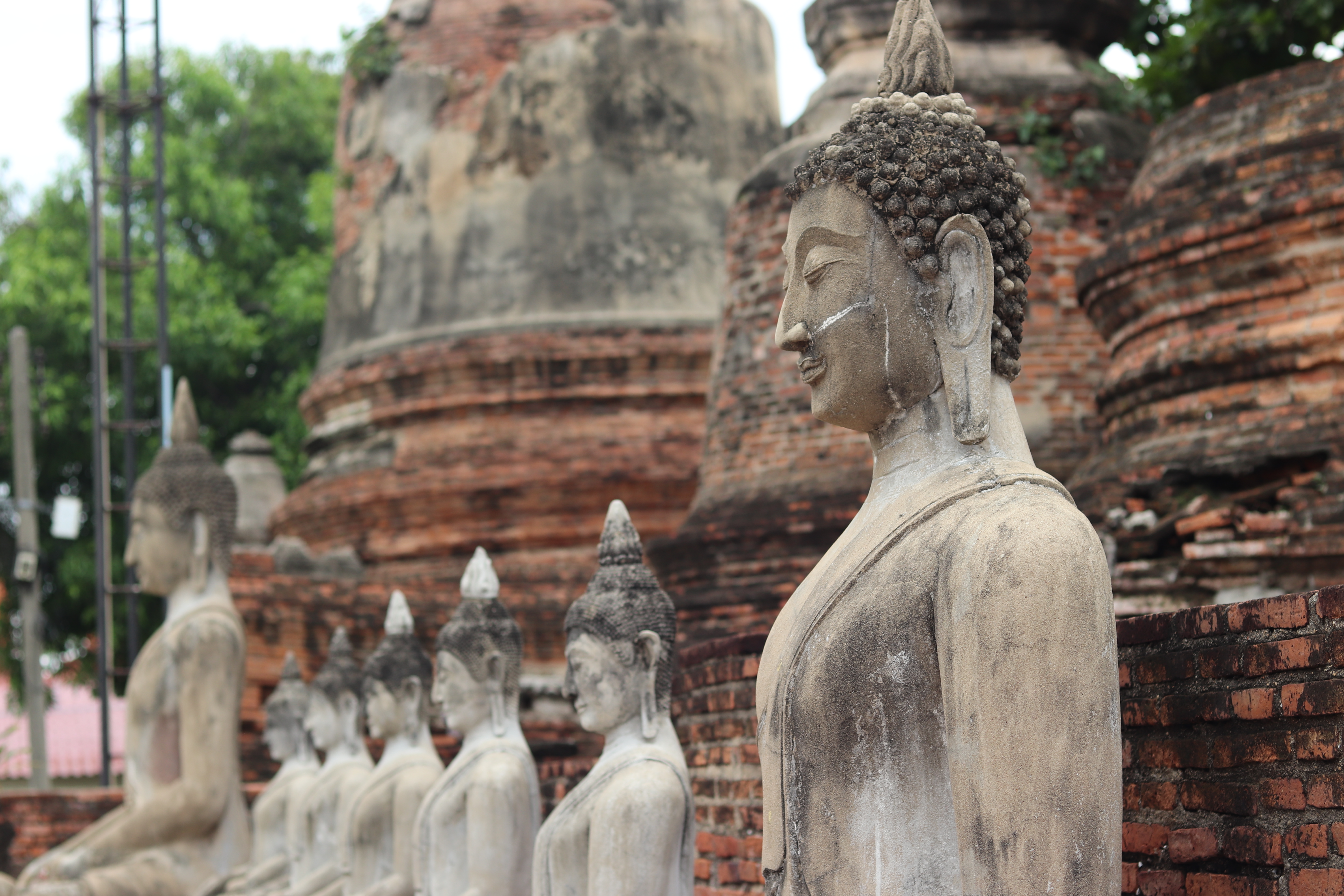 Hiện tại, khách tham quan có thể mua những mảnh y vàng cúng dường những bức tượng xung quanh chùa thay vì phủ vàng như trước đây.