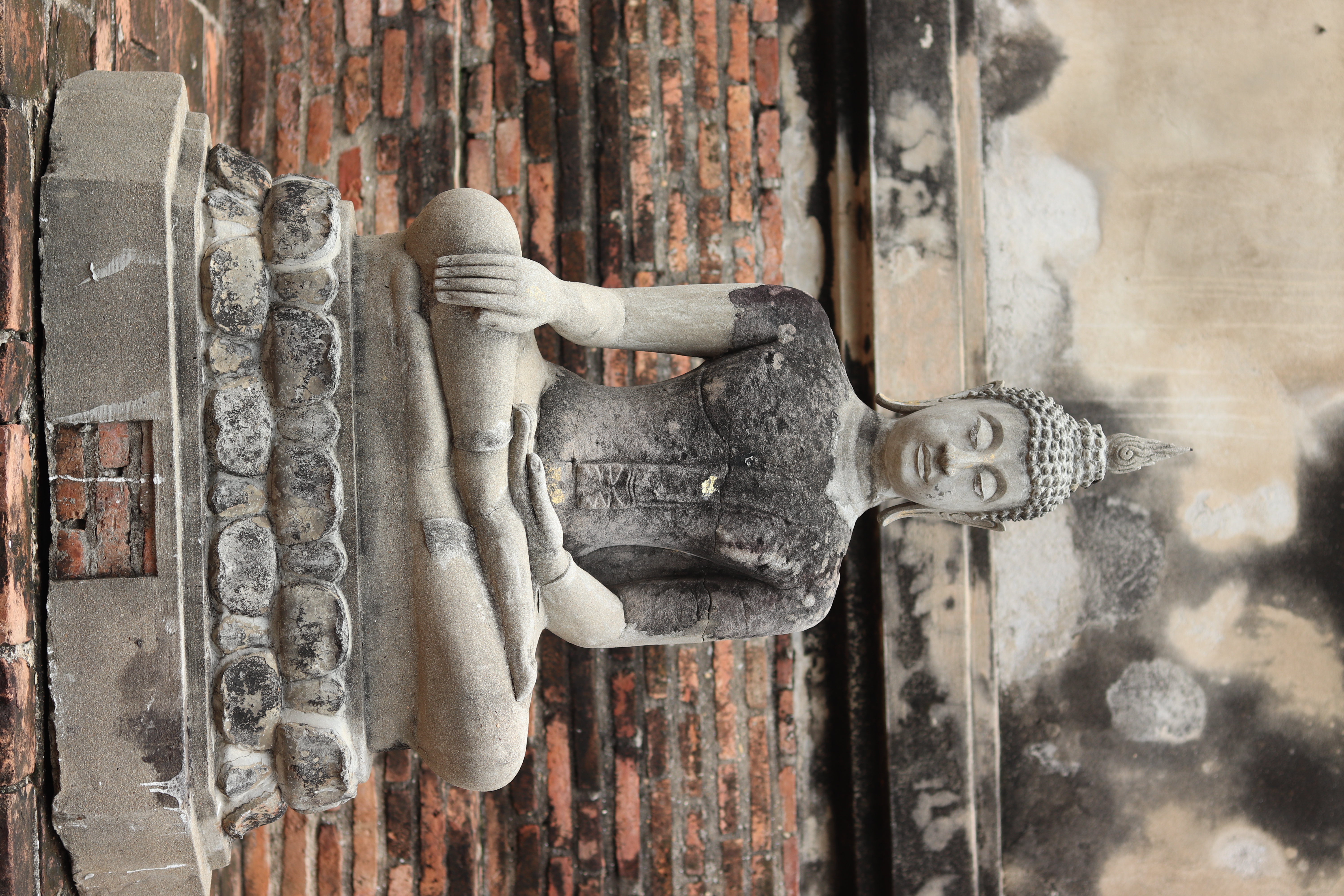 Những tượng Phật tại&nbsp;Wat Yai Chaimongkol mang đậm n&eacute; cổ k&iacute;nh qua thời gian.