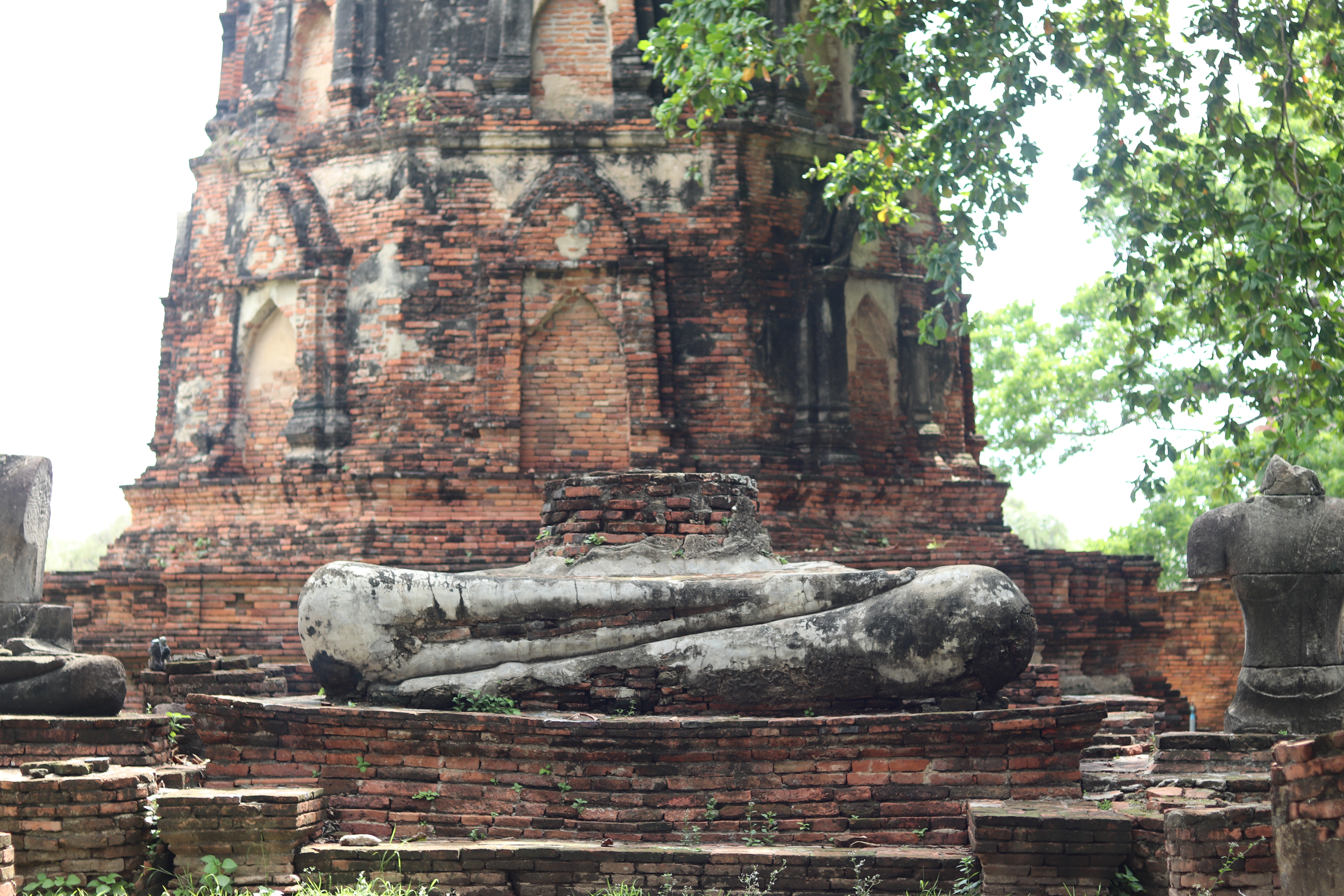 Hầu hết những bức tượng tại&nbsp;Wat Maha That đều đ&atilde; bị ph&aacute; huỷ sau những cuộc chiến lịch sử