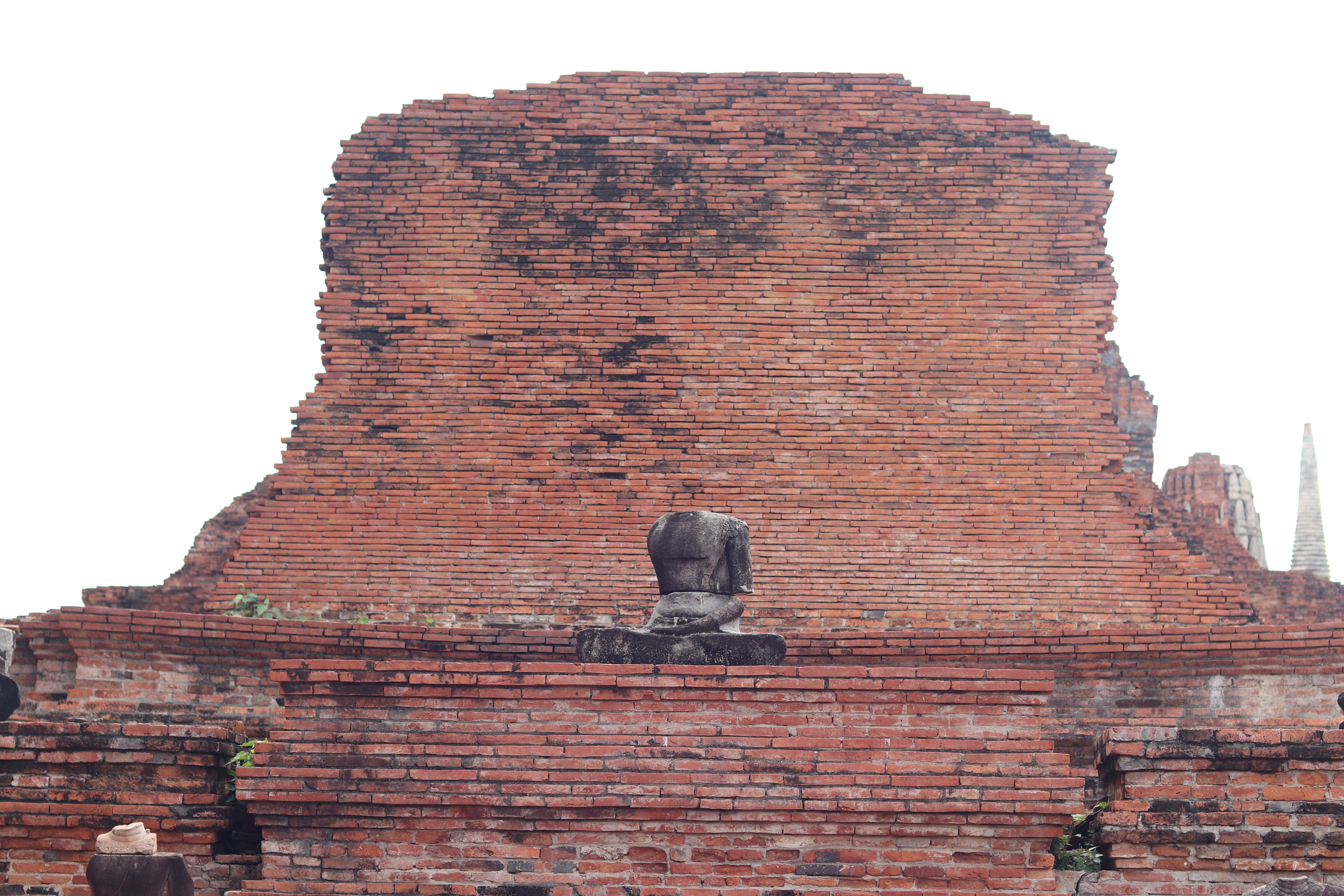 Một trong rất nhiều bức tượng tại Wat Maha That.