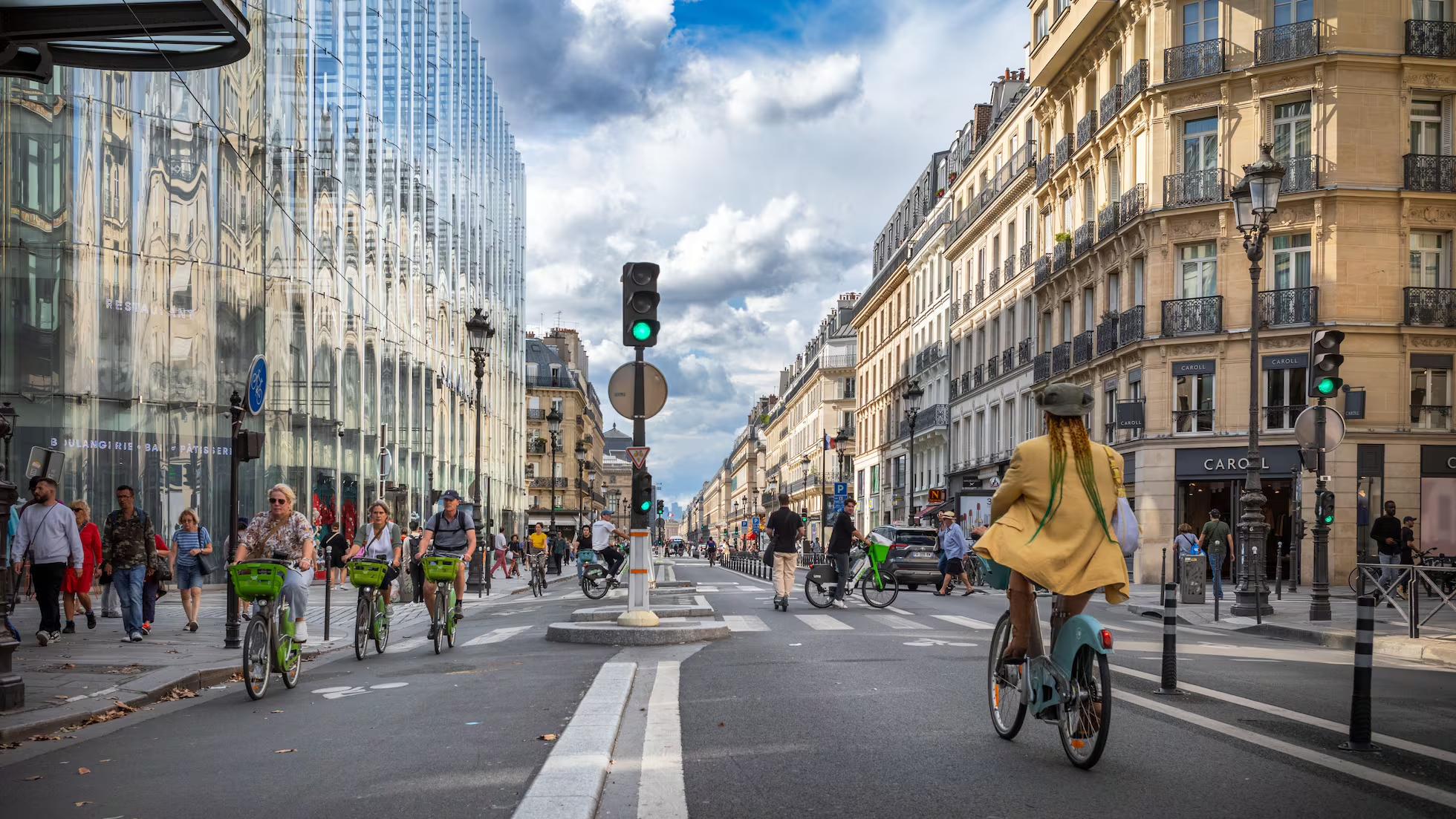 Trong th&agrave;nh phố, Paris đ&atilde; hạn chế kh&ocirc;ng gian cho &ocirc; t&ocirc; v&agrave; d&agrave;nh th&ecirc;m kh&ocirc;ng gian cho xe đạp.