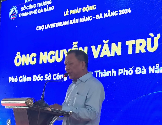 Ông Nguyễn Văn Trừ, Phó Giám đốc Sở Công Thương Đà Nẵng, phát biểu khai mạc buổi Lễ phát động chợ Livestream bán hàng Đà Nẵng 2024. Ảnh Ngô Anh Văn.