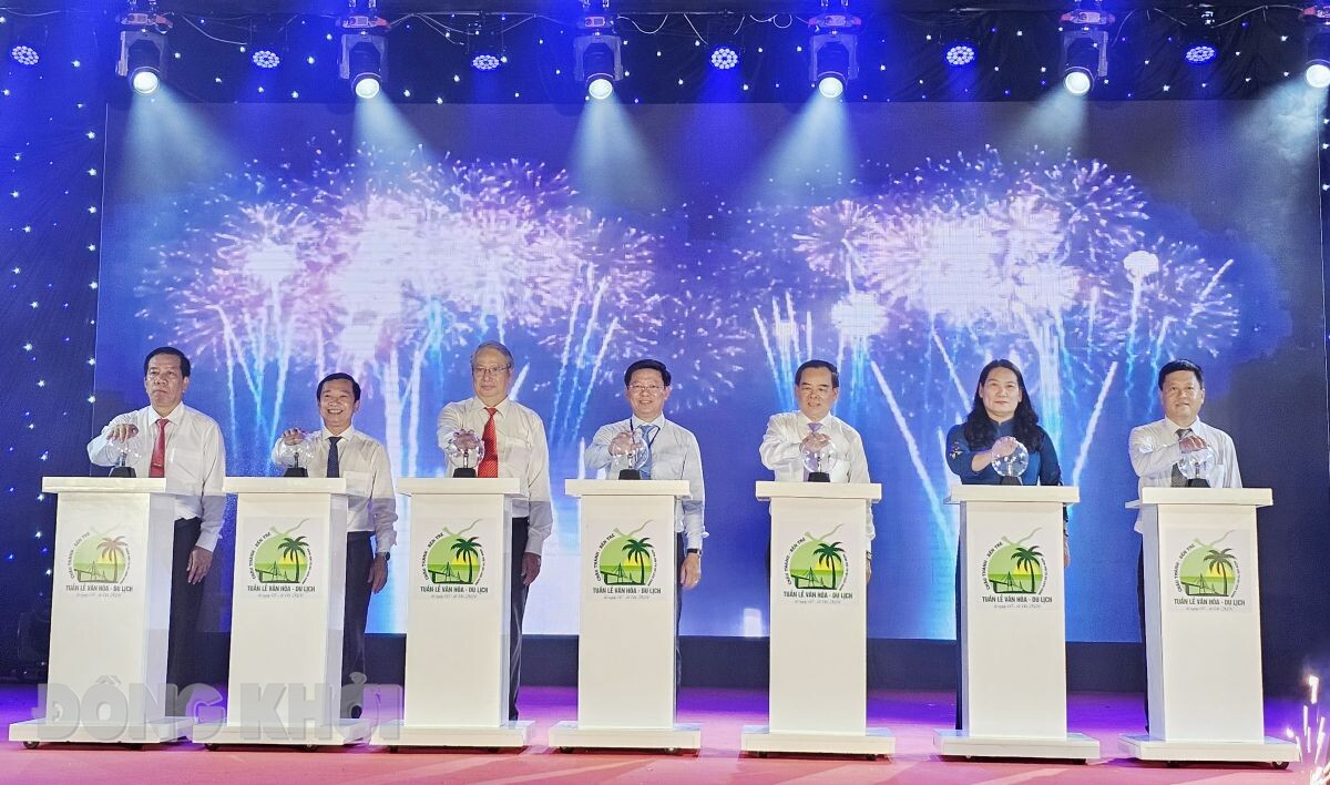 Lãnh đạo TỈnh ủy, UBND tỉnh Bến Tre và lãnh đạo huyện Châu Thành  bấm nút khai mạc Tuần lễ Văn hóa - Du lịch Châu Thành 2024.