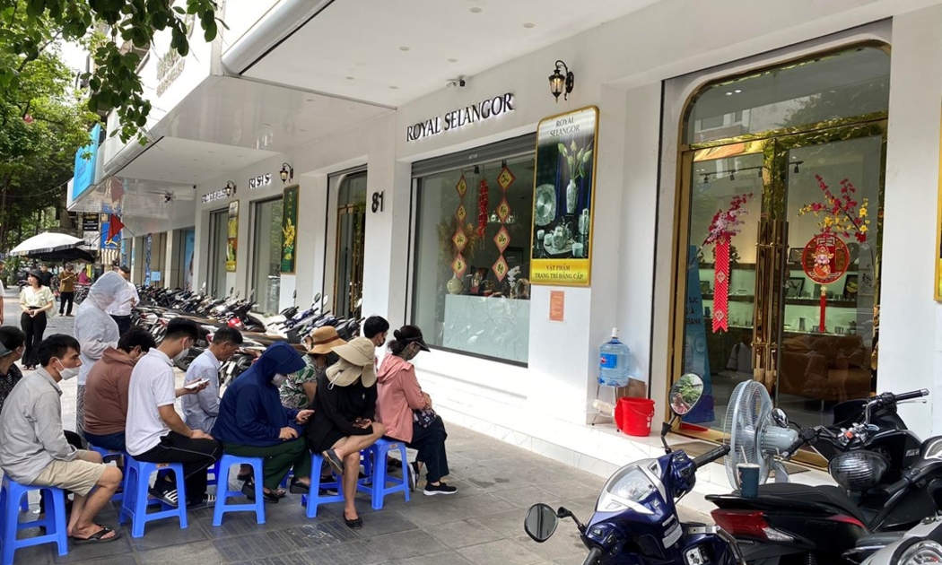 Người dân chờ mua vàng tại Viettinbank 81 Phố Huế, Hà Nội.