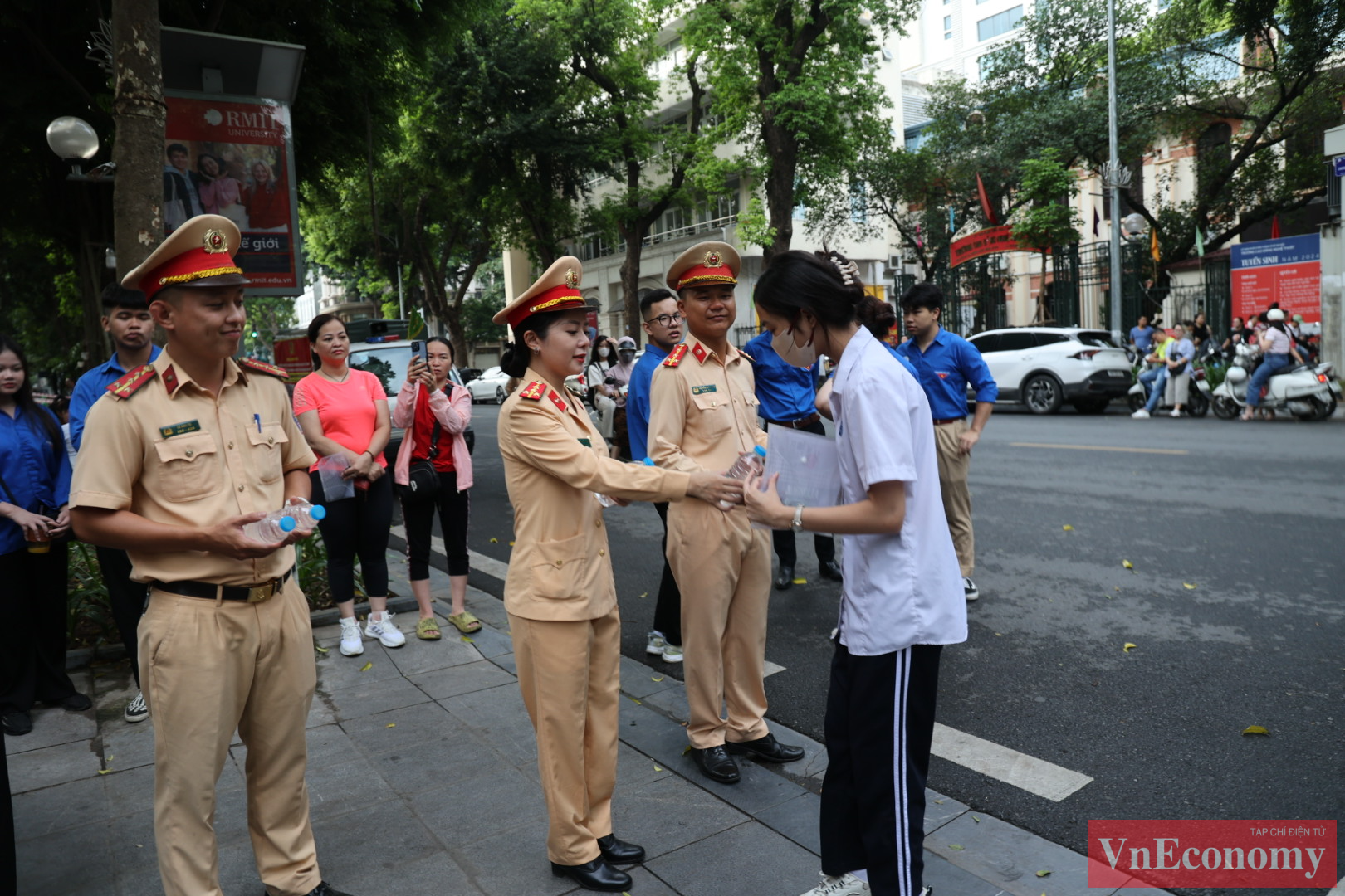 Để hỗ trợ thí sinh khi có tình huống bất thường, Ban chỉ đạo thi Hà Nội đã phối hợp với các cơ quan có liên quan như công an, điện lực, y tế… chuẩn bị các phương án ứng phó khi có tình huống đặc biệt.