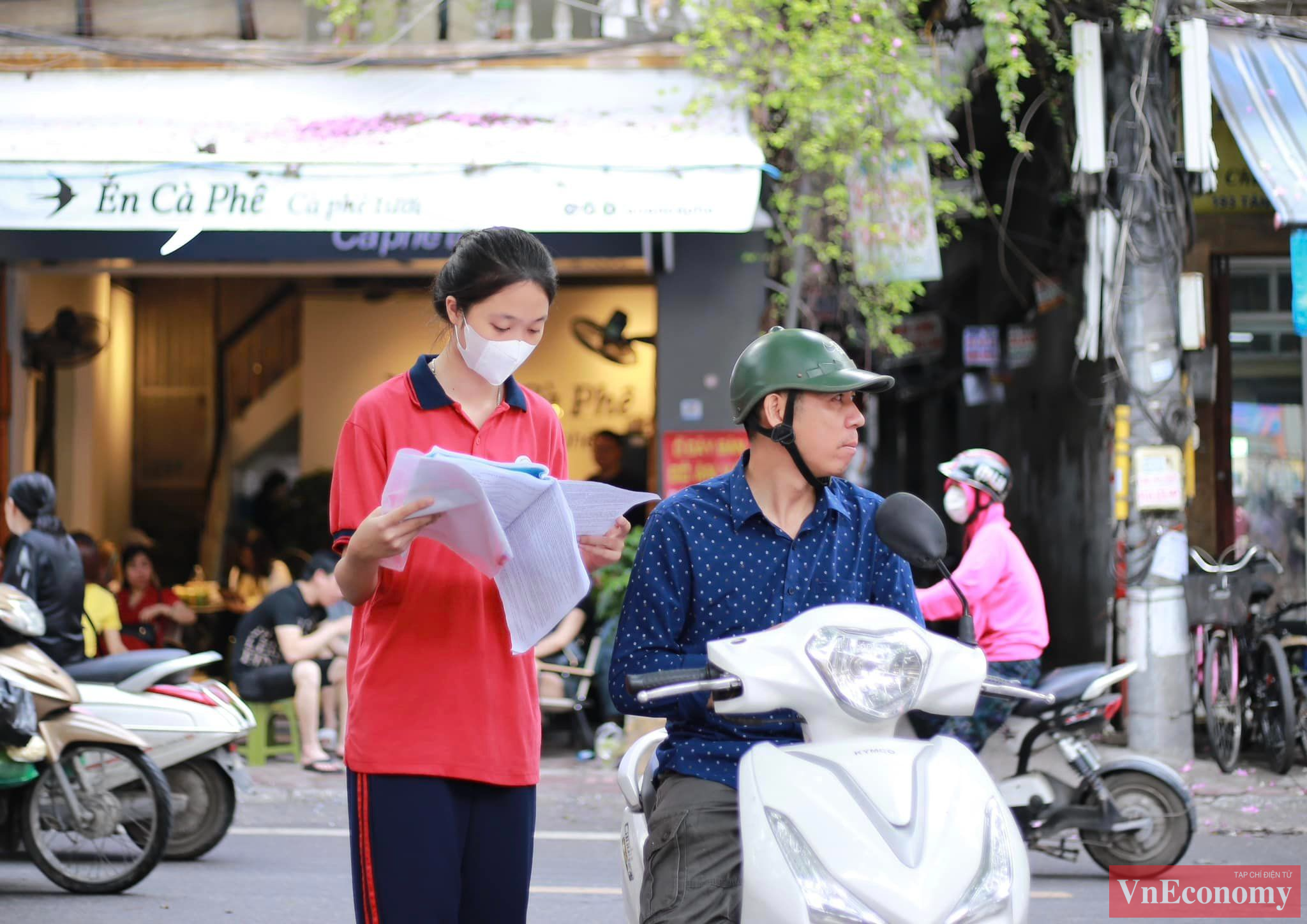 Thời tiết Hà Nội dịu mát sau những ngày nắng nóng giúp thí sinh giảm bớt mệt mỏi khi bước vào môn thi đầu tiên của kỳ thi vào lớp 10.