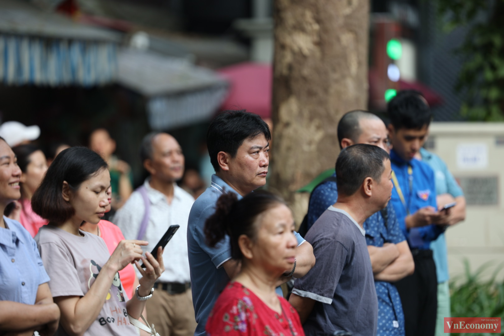 Khi các con đã vào trong trường thi và tiếng trống làm bài đã điểm, rất nhiều các phụ huynh vẫn nán lại bên ngoài để trông ngóng, chờ đợi.