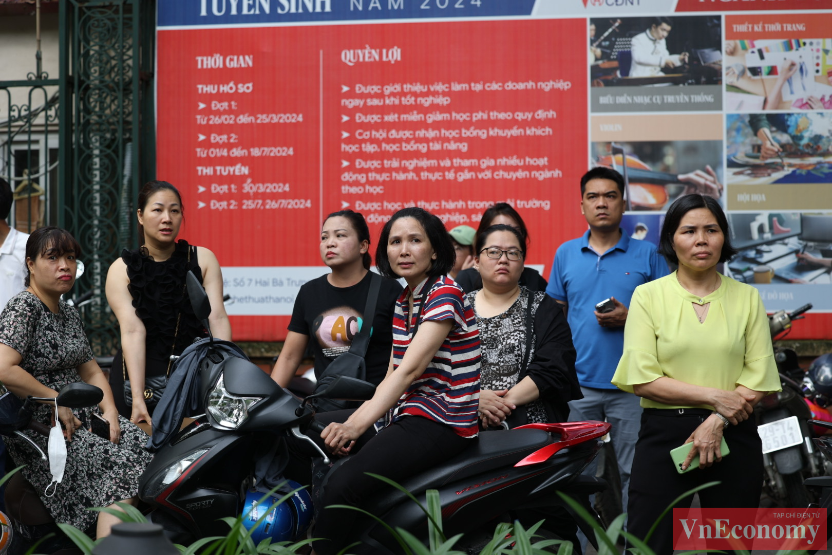Là một kỳ thi lớn đầu đời của các con nên nhiều bậc phụ huynh bày tỏ tâm trạng lo lắng không kém các sỹ tử. Chiều 8/6, thí sinh sẽ làm bài thi môn Ngoại ngữ theo hình thức trắc nghiệm khách quan, thời gian làm bài 60 phút. Sáng mai, 9/6, thí sinh sẽ làm bài thi môn Toán (120 phút).