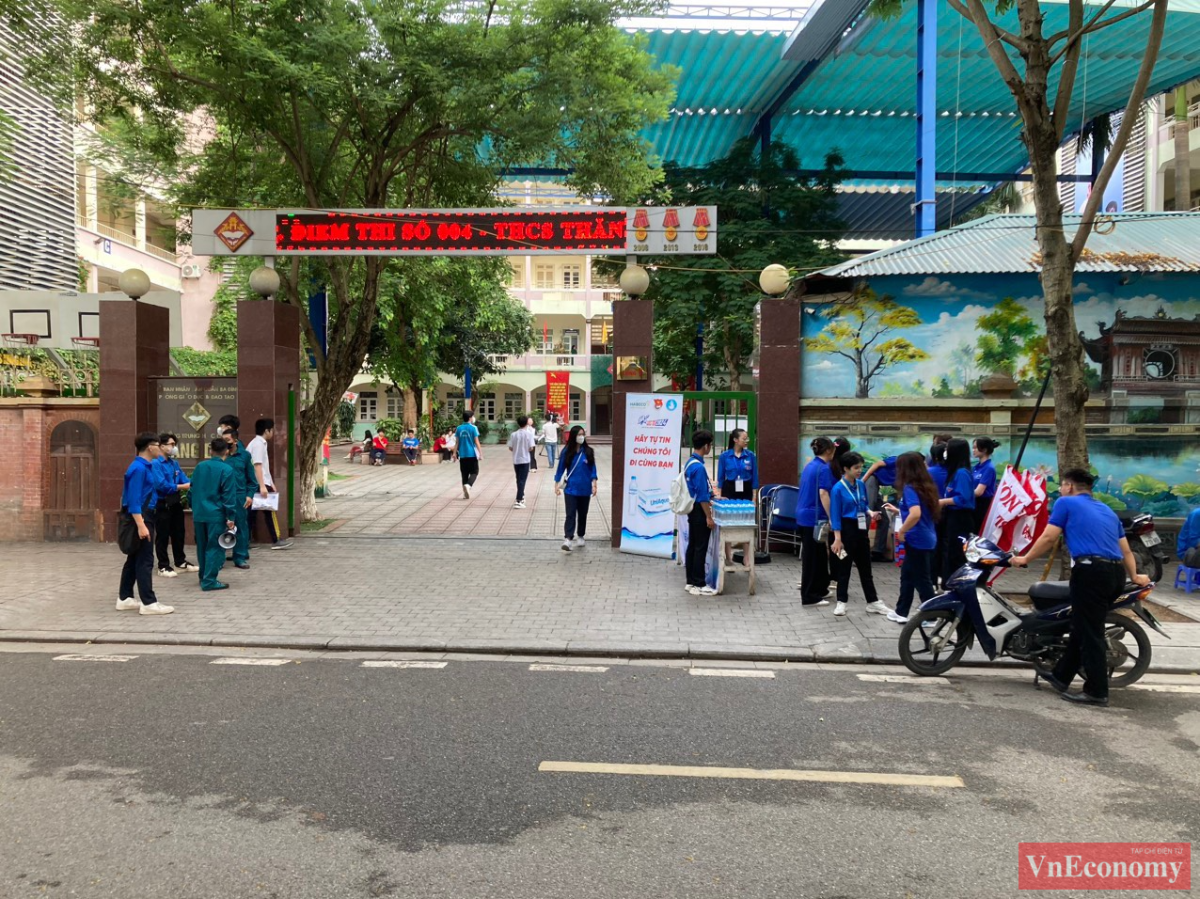 8h s&aacute;ng nay (8/6), hơn 105.000 th&iacute; sinh sẽ bước v&agrave;o thi m&ocirc;n Văn, m&ocirc;n đầu ti&ecirc;n của kỳ thi lớp 10 năm 2024 H&agrave; Nội theo h&igrave;nh thức tự luận, thời gian l&agrave;m b&agrave;i 120 ph&uacute;t.