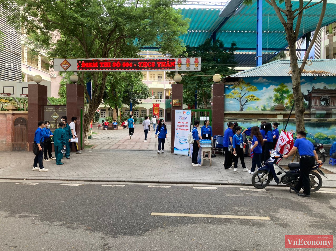 8h sáng nay (8/6), hơn 105.000 thí sinh sẽ bước vào thi môn Văn, môn đầu tiên của kỳ thi lớp 10 năm 2024 Hà Nội theo hình thức tự luận, thời gian làm bài 120 phút.