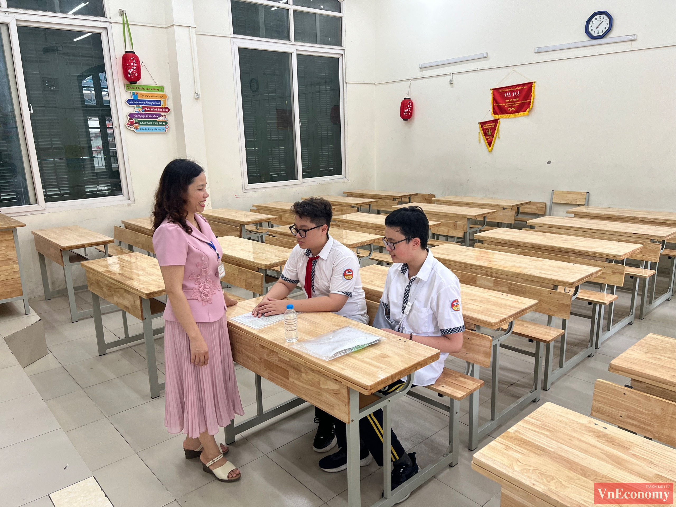 Sở GDĐT Hà Nội cũng thông tin, số thí sinh cần hỗ trợ làm bài thi là 12 trường hợp, trong đó 9 thí sinh bị gãy tay, 3 thí sinh cần hỗ trợ y tế.