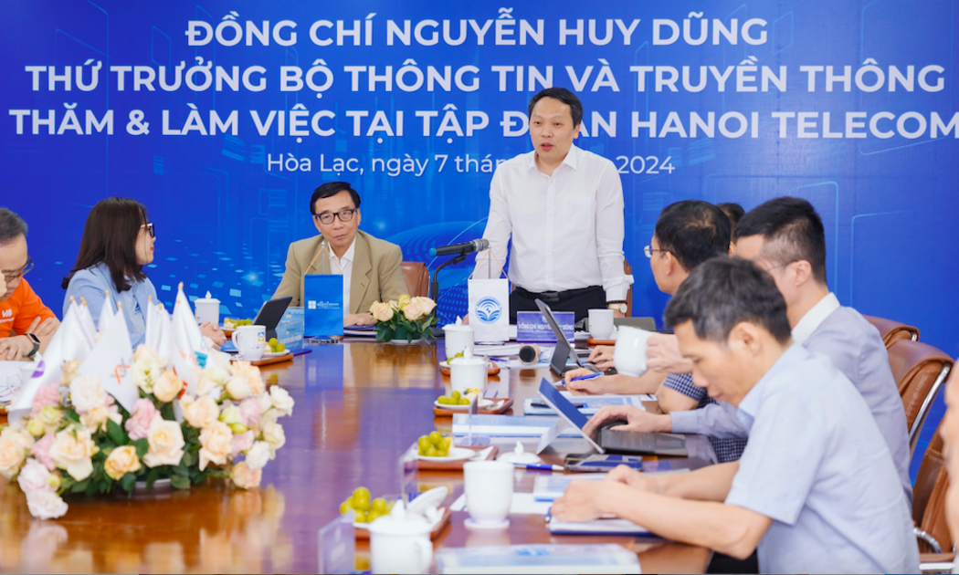 Thứ trưởng Nguyễn Huy Dũng và đoàn công tác của Bộ Thông tin và Truyền thông tại buổi làm việc với Hanoi Telecom - Ảnh. Mic.