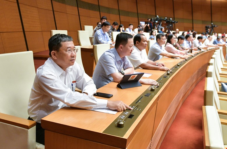 C&aacute;c đại biểu bấm n&uacute;t biểu quyết th&ocirc;ng qua&nbsp;h&ocirc;ng qua Nghị quyết về Chương tr&igrave;nh gi&aacute;m s&aacute;t của Quốc hội năm 2025 chiều ng&agrave;y 8/6/2024.