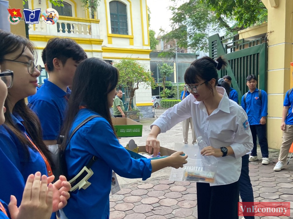 Từ sáng sớm, tại các điểm thi trên địa bàn thành phố, các lực lượng đã triển khai các công tác hỗ trợ từ rất sớm, phân luồng giao thông; tiếp sức mùa thi...