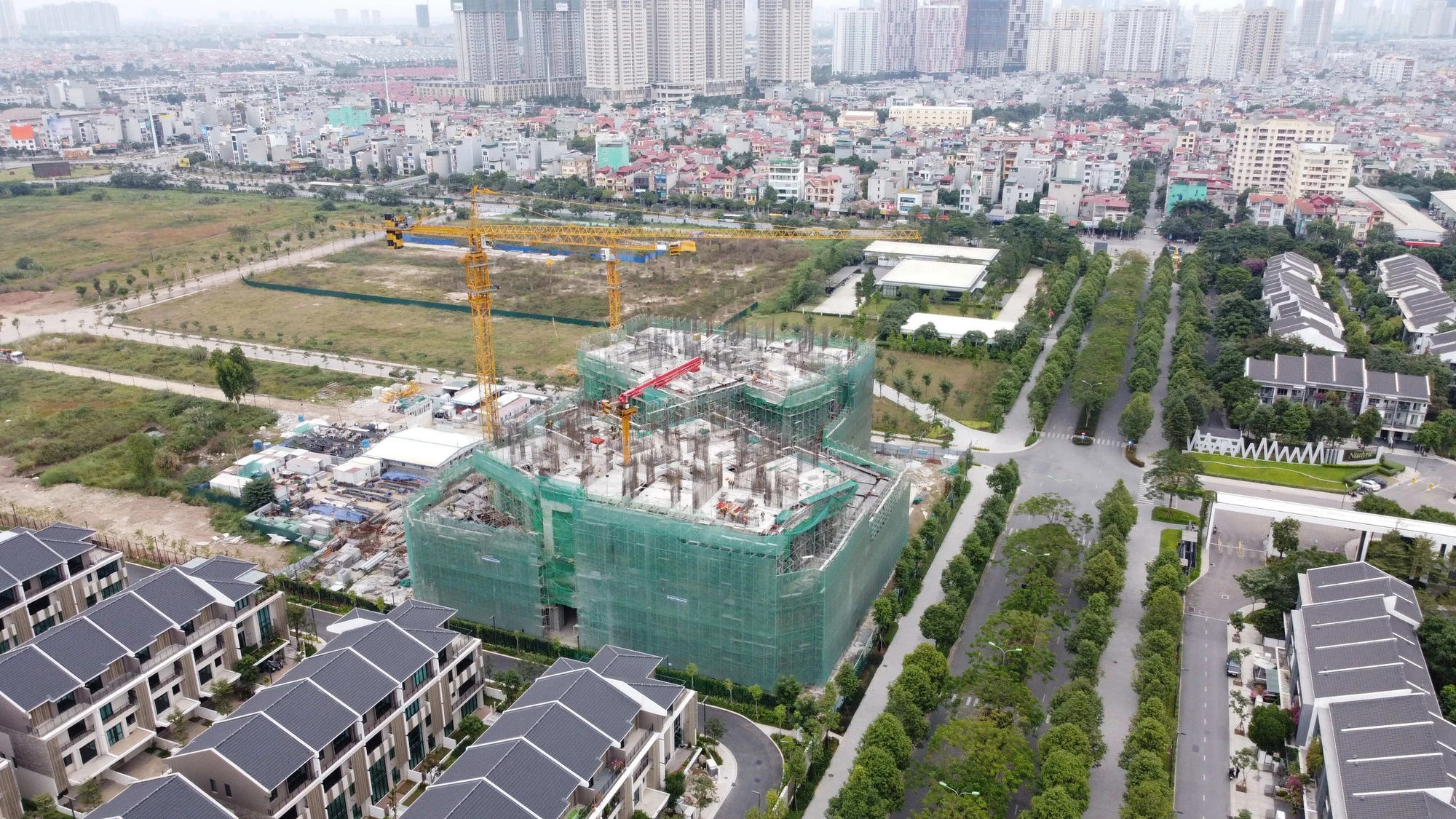 Chính phủ chịu trách nhiệm bảo đảm các điều kiện cần thiết để triển khai thi hành các luật thông suốt, không để xảy ra vướng mắc do chậm ban hành văn bản quy định chi tiết, không tạo khoảng trống pháp lý, gây khó khăn cho địa phương, doanh nghiệp và người dân.