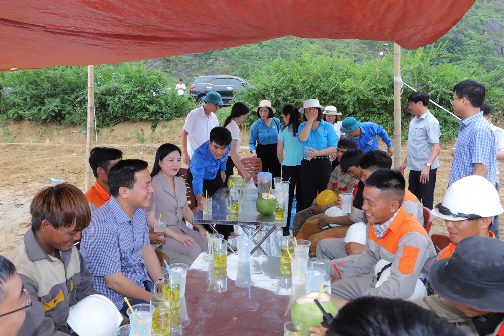 Bí thư Tỉnh ủy Thanh Hóa Đỗ Trọng Hưng đến thăm hỏi, động viên công nhân đang thi công trên công trường tại xã Nga Giáp (Nga Sơn)