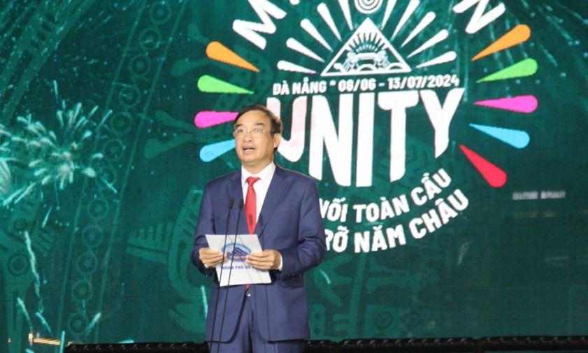 Chủ tịch UBND TP. Đ&agrave; Nẵng L&ecirc; Trung Chinh ph&aacute;t biểu khai mạc Lễ hội ph&aacute;o hoa quốc tế DFF 2024.