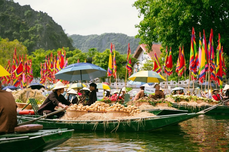 Nghi lễ rước 63 thuyền chở sản vật đặc trưng của các vùng miền trên cả nước làm lễ vật dâng lên Thần Nông