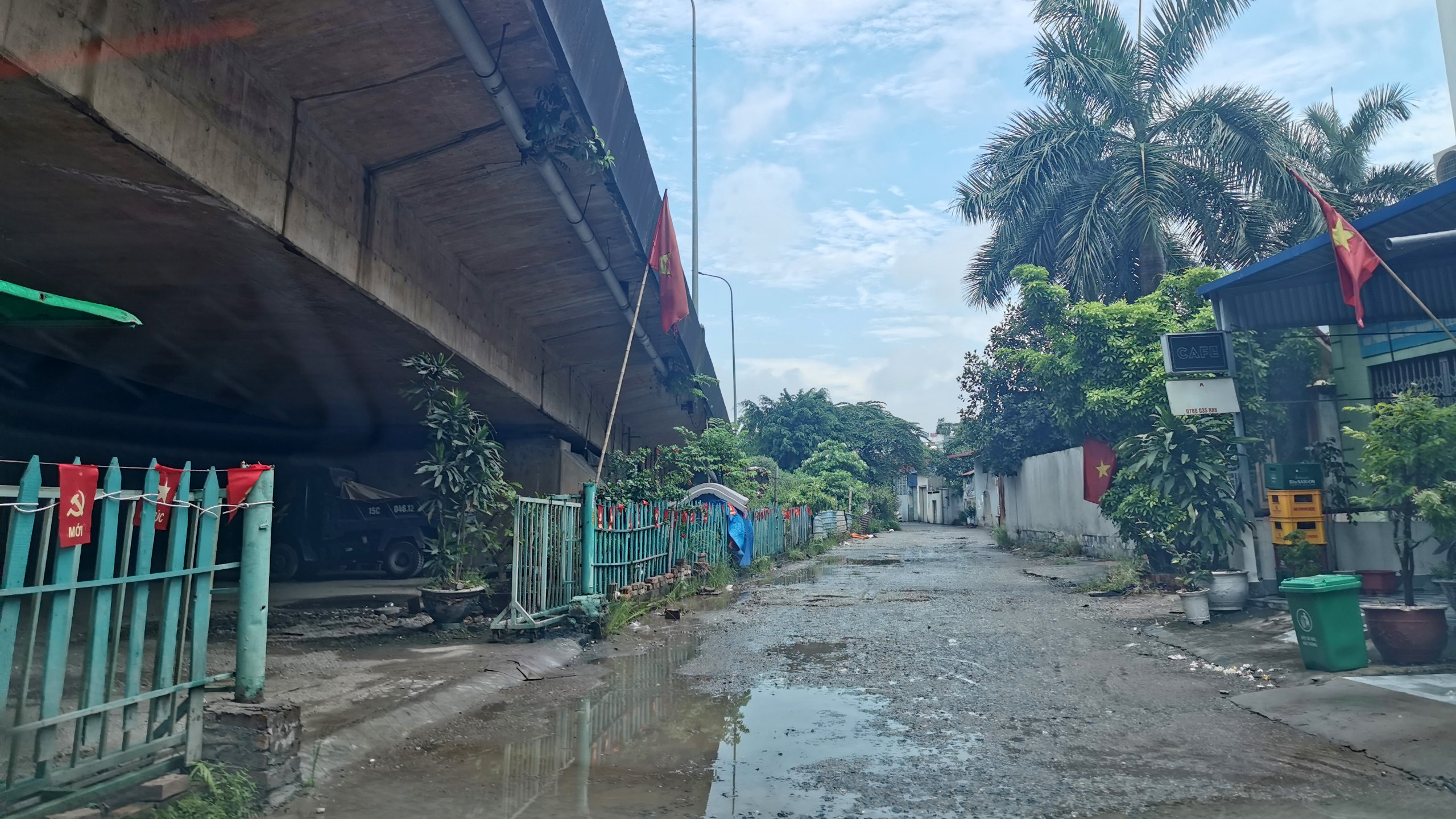 Hành lang cầu An Đồng phía xã An Đồng (huyện An Dương) bị biến thành nơi đậu xe và bãi chứa phế liệu