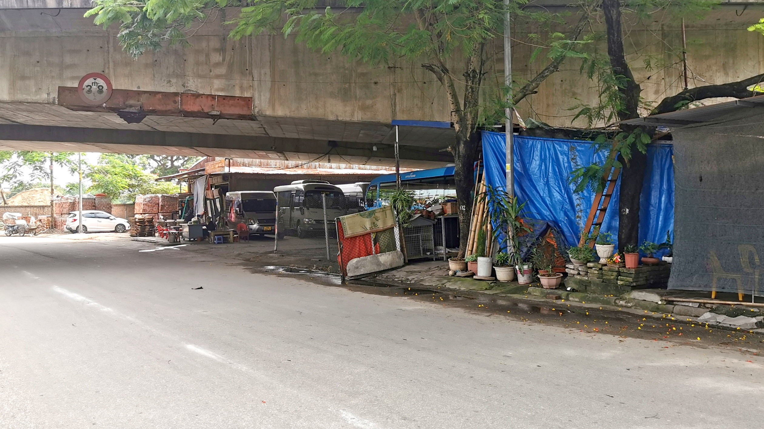 H&agrave;nh lang gầm cầu An Đồng ph&iacute;a phường Niệm Nghĩa (quận L&ecirc; Ch&acirc;n) bị biến th&agrave;nh nơi đậu xe kh&aacute;ch.