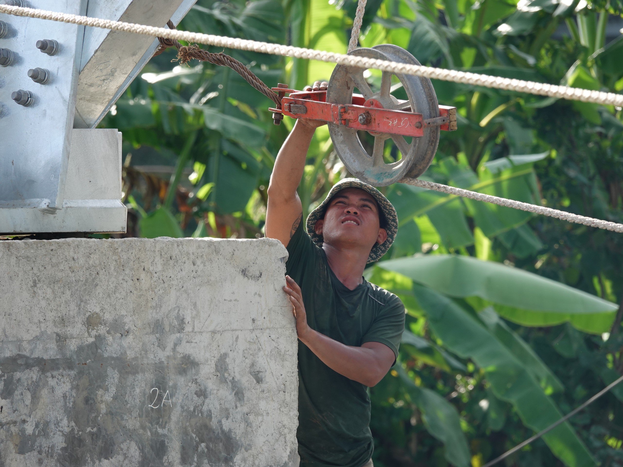 Thời tiết khắc nghiệt khiến việc thi công cũng trở nên vất vả hơn