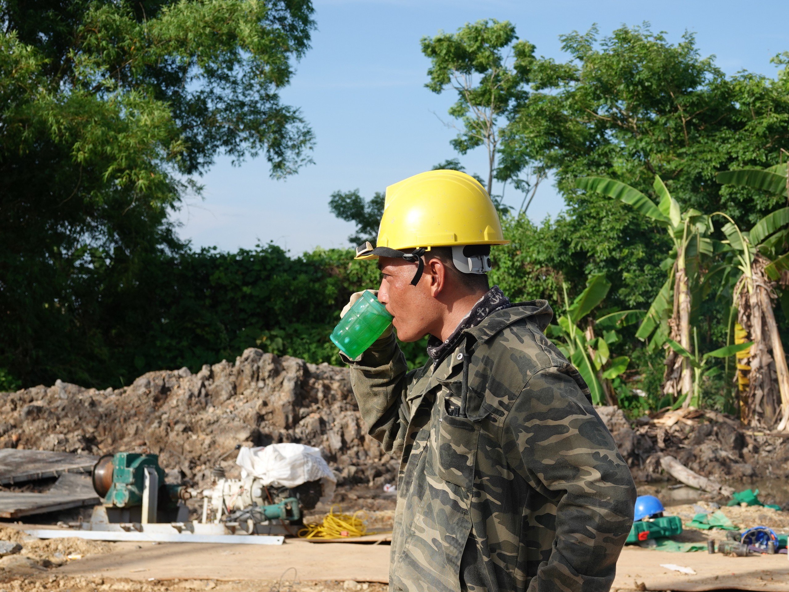 Trước thời tiết nắng nóng khắc nghiệt, các công nhân tranh thủ uống nước mát