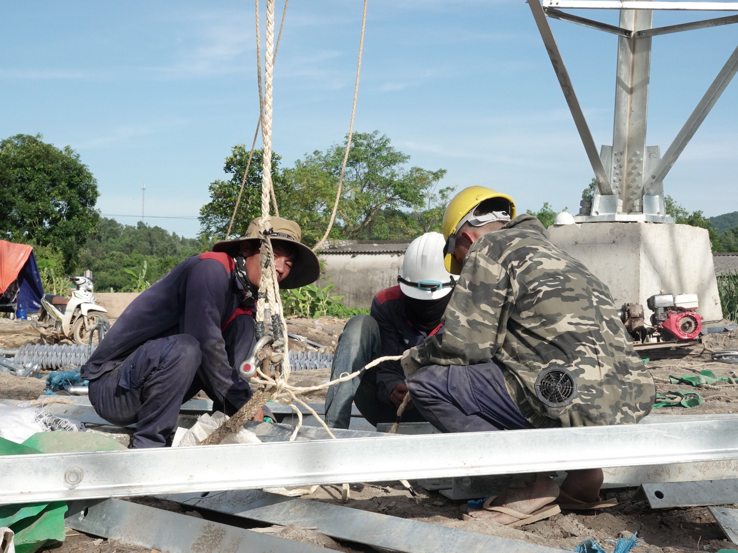 Các công nhân miệt mài thi công dưới cái nắng chói chang