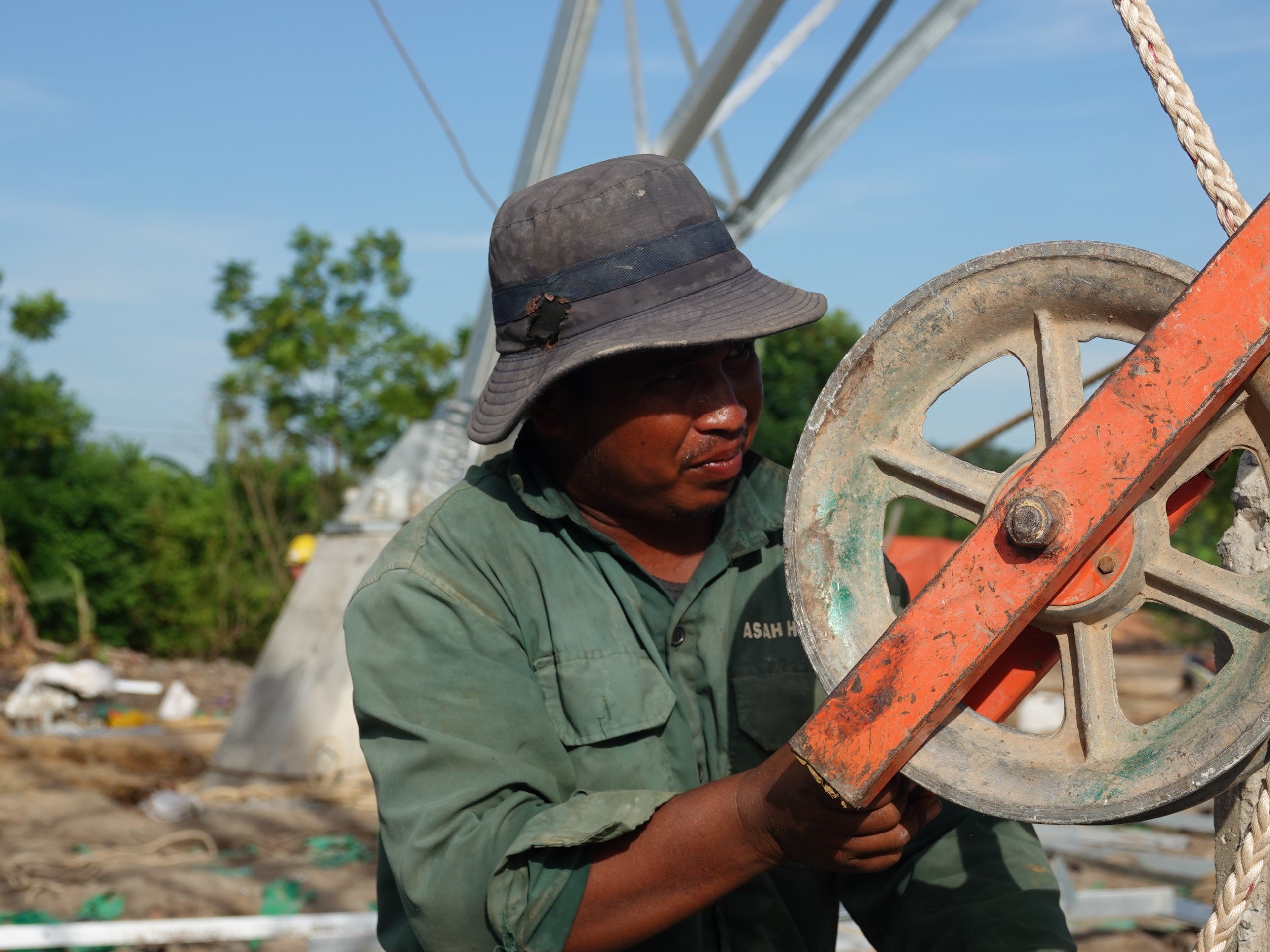 Do thời tiết nắng nóng, mưa bất thường, trong khi đó có những công nhân, người lao động sinh sống và làm việc chủ yếu ở phía Nam chưa kịp làm quen với thời tiết ở Thanh Hóa, nên đơn vị thi công đã linh hoạt trong việc bố trí ca, kíp giờ làm việc cho phù hợp.