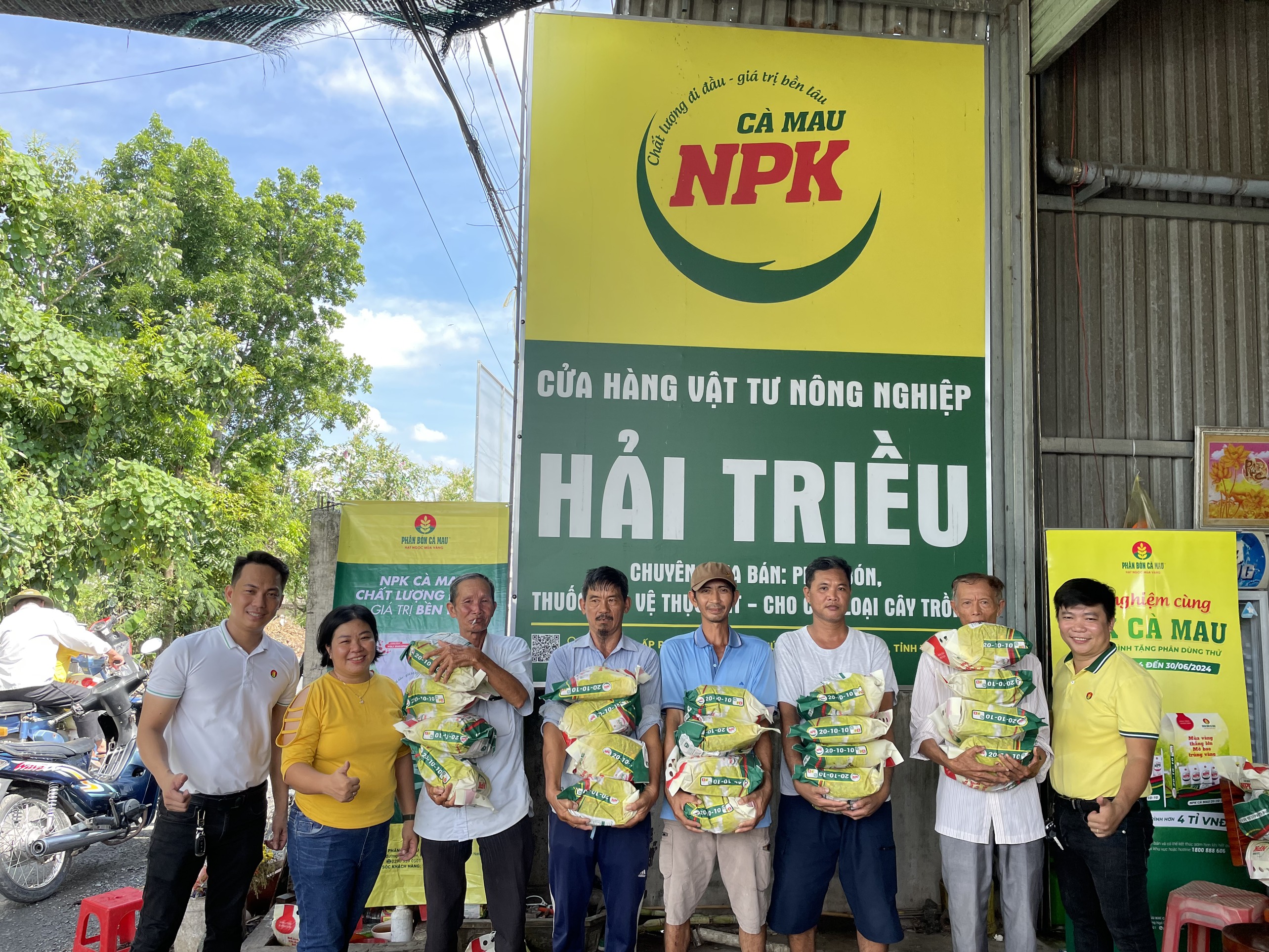 Phân Bón Cà Mau đồng hành cùng bà con nông dân trong chương trình tặng phân bón dùng thử NPK Cà Mau.