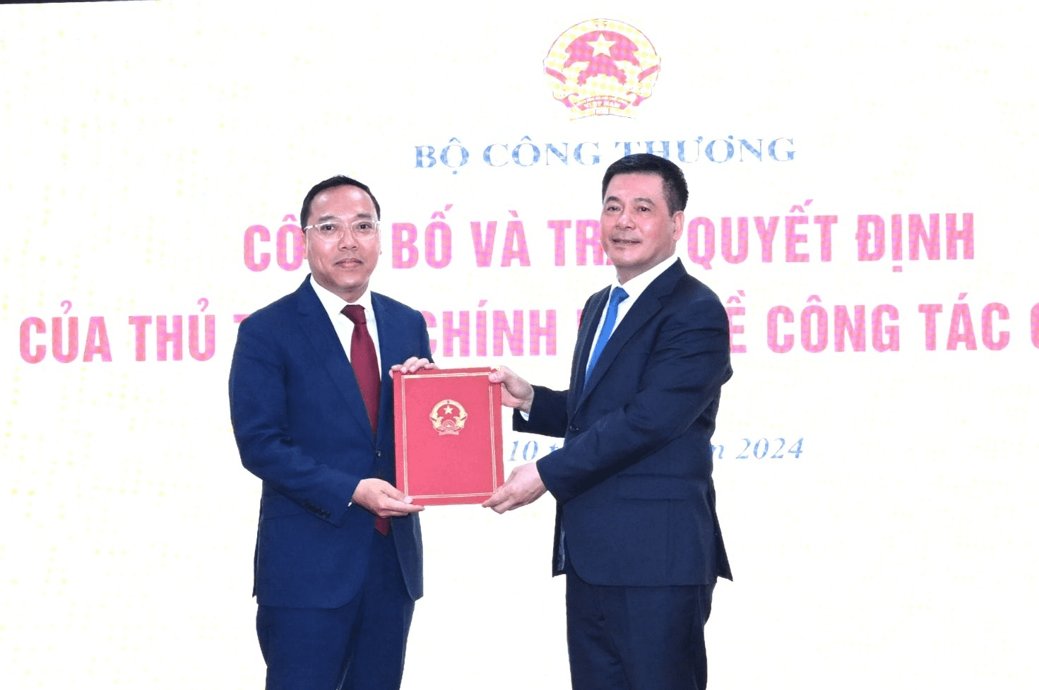 Bộ trưởng Nguyễn Hồng Diên trao quyết định bổ nhiệm cho Thứ trưởng Nguyễn Hoàng Long.