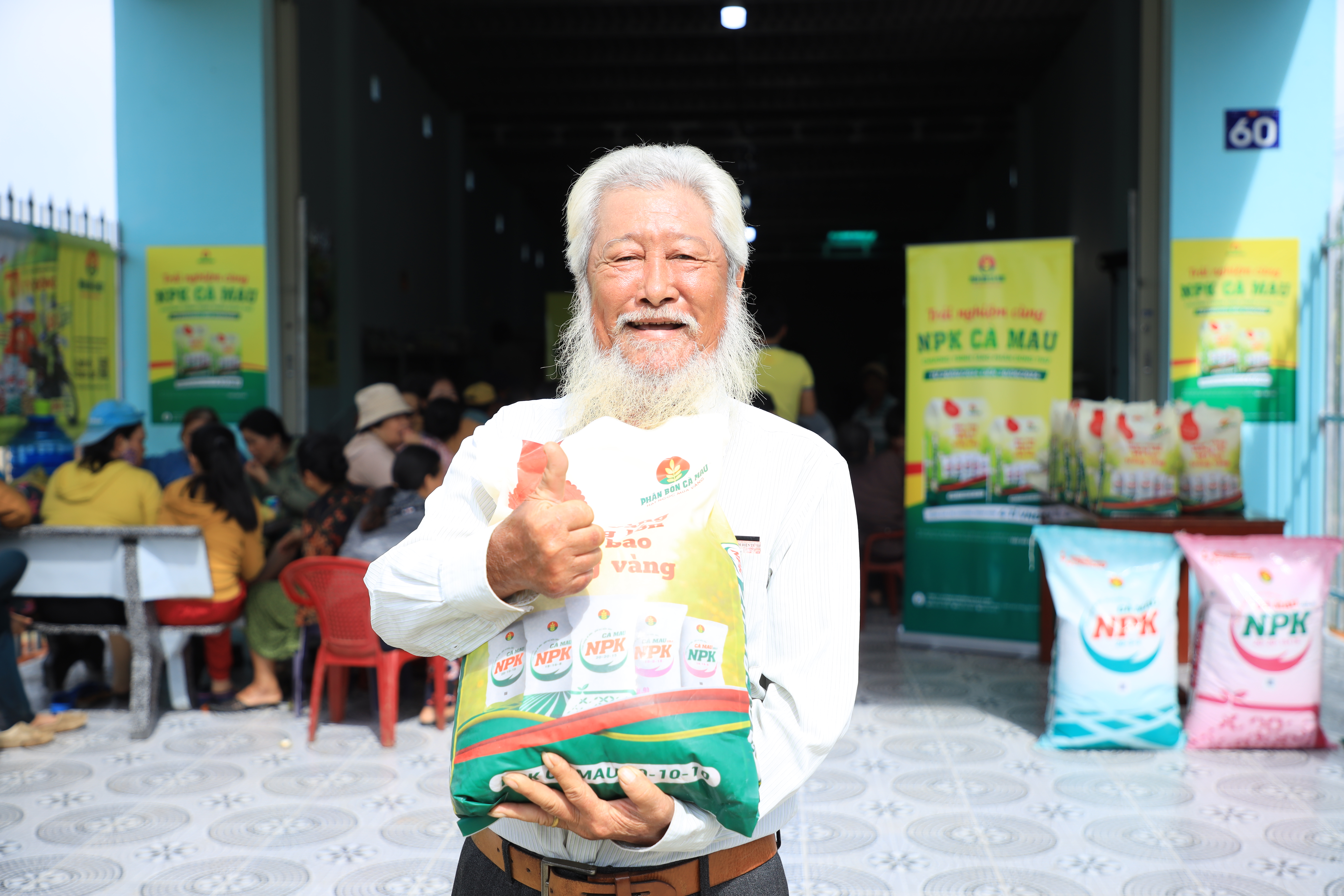 Ông Lưu Văn Cường (huyện Bắc Bình, tỉnh Bình Thuận) phấn khởi tại buổi trao tặng phân bón dùng thử NPK Cà Mau.