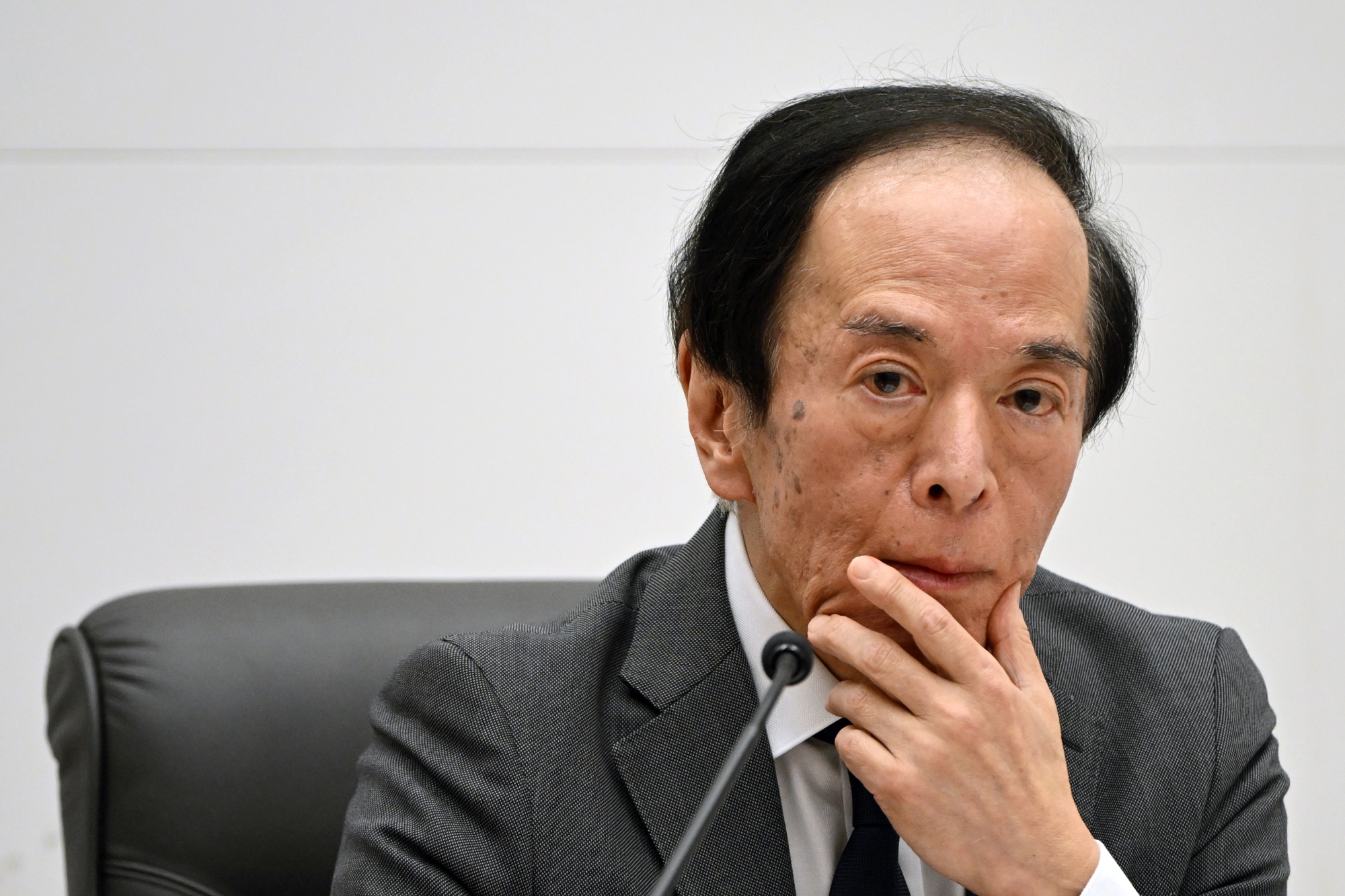 Thống đốc BOJ Kazuo Ueda - Ảnh: Bloomberg.