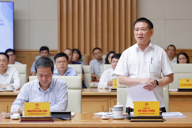 Bộ trưởng Bộ Tài chính Hồ Đức Phớc báo cáo về công tác quản lý thuế đối với hoạt động thương mại điện tử - Ảnh: VGP.