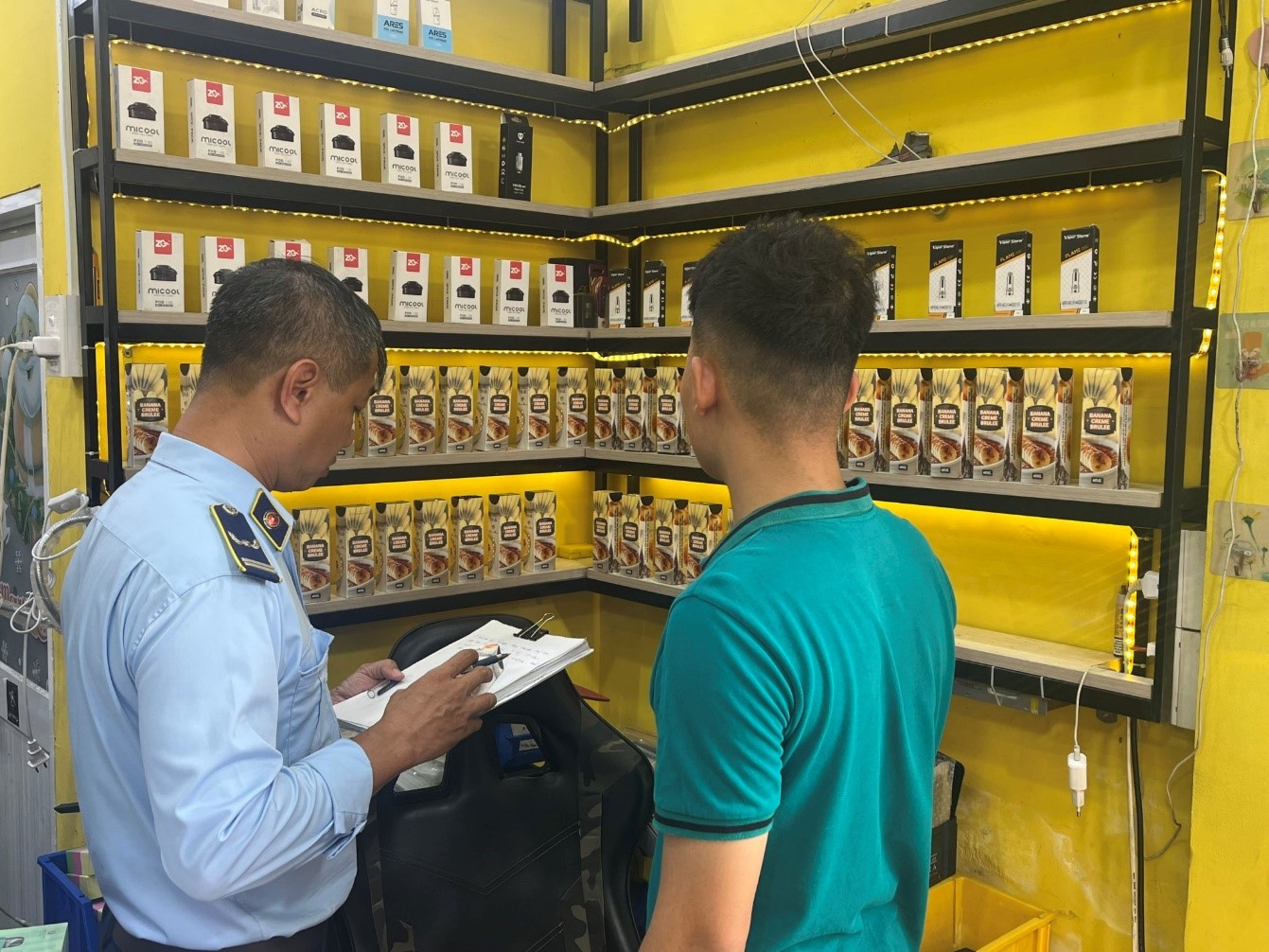 Quản l&yacute; thị trường Th&agrave;nh phố Hồ Ch&iacute; Minh đ&atilde; ph&aacute;t hiện, kiểm tra, xử l&yacute; 19 vụ vi phạm về thuốc l&aacute; điện tử.