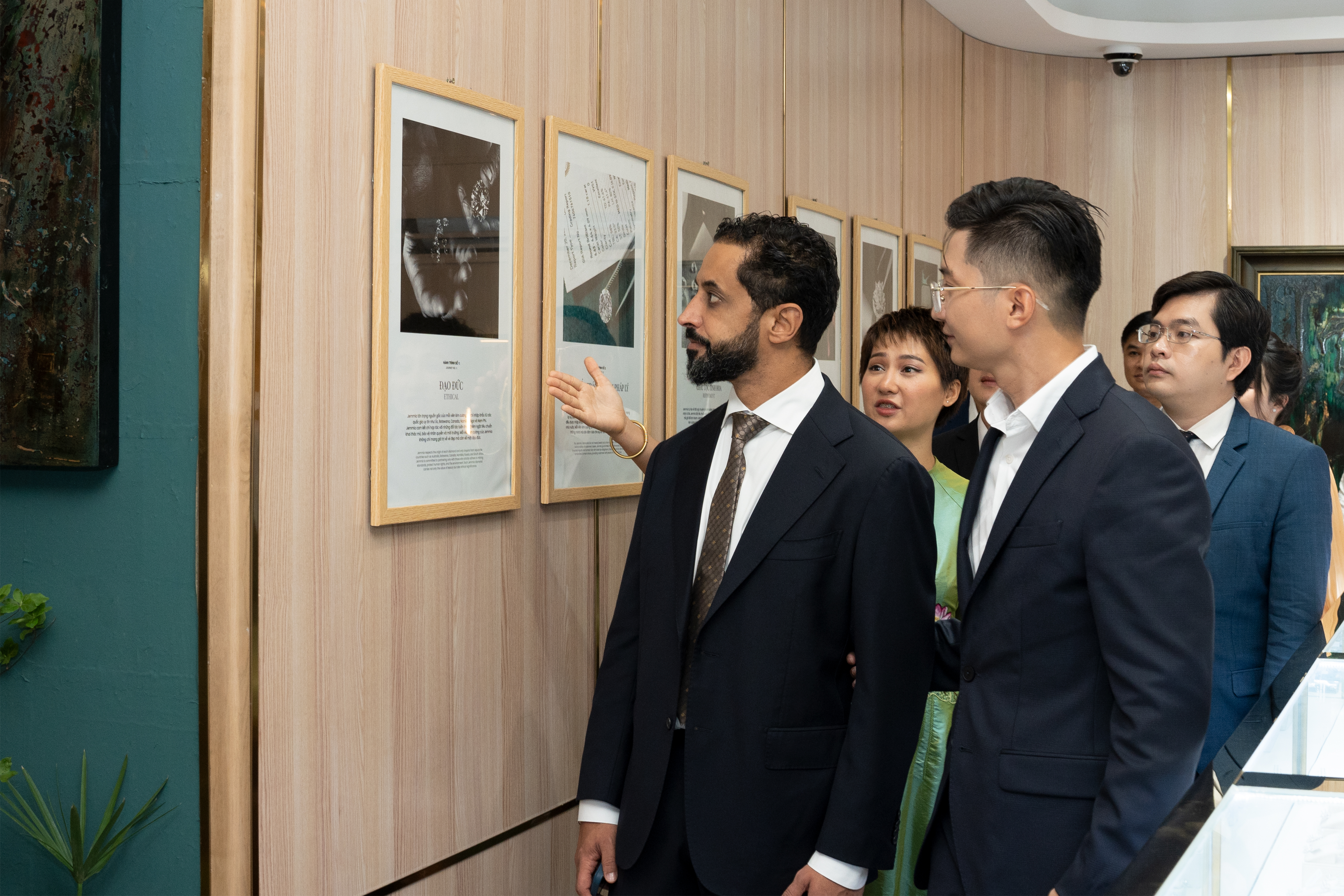 Chủ tịch Ahmed Bin Sulayem gh&eacute; thăm showroom trải nghiệm của Jemmia Diamond.