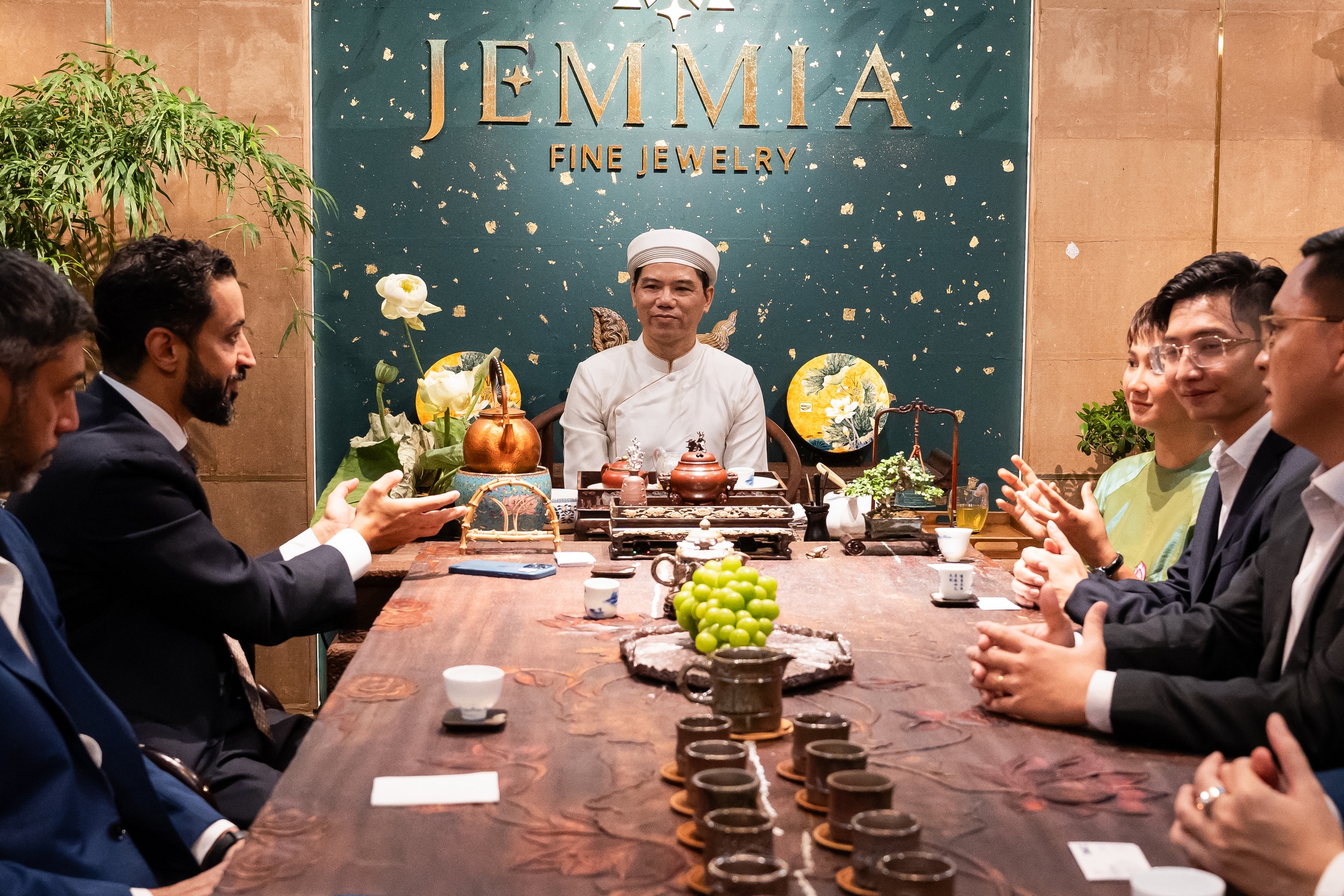 Cuộc thảo luận hợp tác giữa Jemmia Diamond và DMCC tại không gian trà thất đặc biệt của Jemmia.