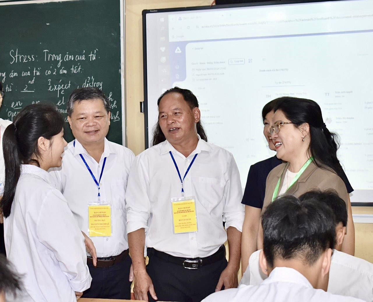 Thứ trưởng Nguyễn Thị Kim Chi động viên các em học sinh tại Trường THPT Lê Quý Đôn, huyện Trấn Yên, Yên Bái. Ảnh: MOET.