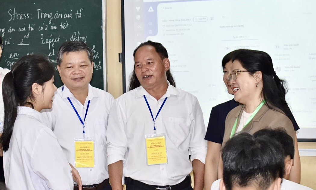 Thứ trưởng Nguyễn Thị Kim Chi động viên các em học sinh tại Trường THPT Lê Quý Đôn, huyện Trấn Yên, Yên Bái. Ảnh: MOET.