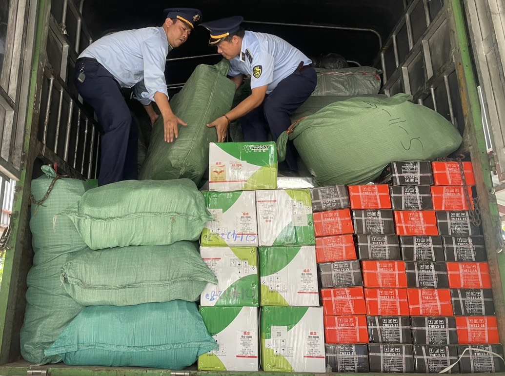 Lực lượng quản l&yacute; thị trường v&agrave; c&ocirc;ng an&nbsp;tỉnh Quảng Trị kiểm tra xe h&agrave;ng&nbsp;