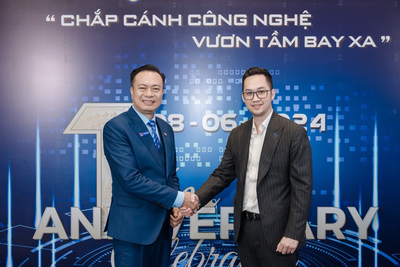 Ông Lương Nguyễn Minh Đăng - Giám Đốc Khối Ngân hàng Bán lẻ Eximbank và Ông Nguyễn Xuân Thủy - Nhà sáng lập VBCI ký kết Biên bản Ghi nhớ.