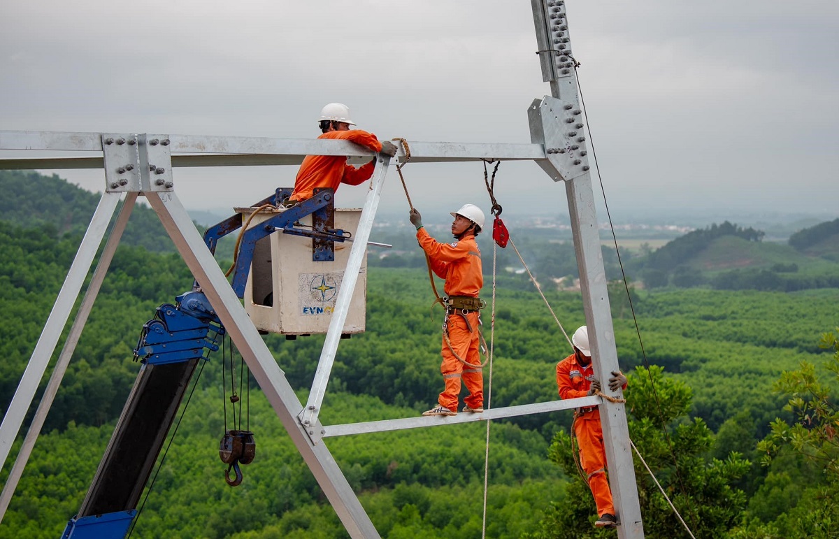 Đẩy nhanh tiến độ thi công đường dây 500 kV mạch 3 .