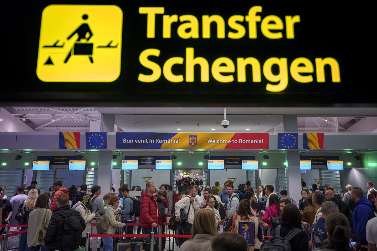 Khách có thị thực Schengen có thể đi lại tự do giữa các nước trong khối với mục đích du lịch, thăm thân.