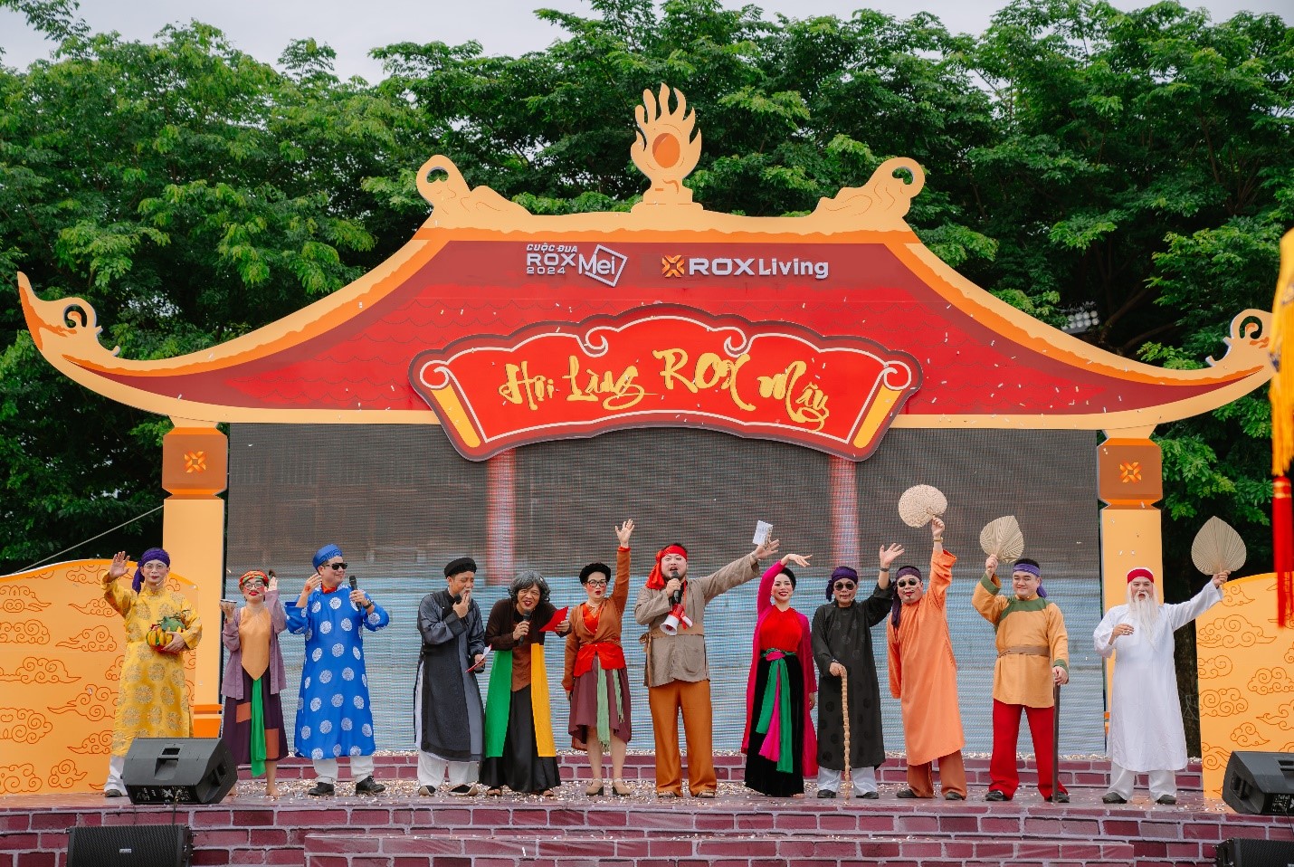 Tinh thần “là người chơi không là khán giả” được truyền từ lãnh đạo tới cán bộ nhân viên, các lãnh đạo ROX Living hóa thân thành những nhân vật dân gian bởi sự hóa trang tài tình của chuyên gia trang điểm.