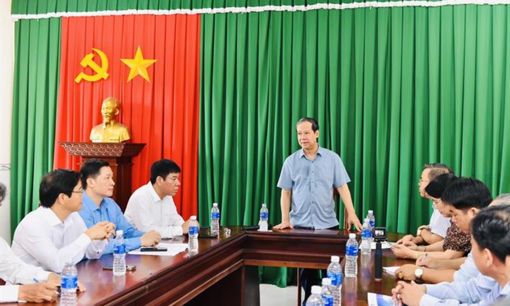 Bộ trưởng Nguyễn Kim Sơn trao đổi tại Điểm thi Trường THPT Vị Thanh, tỉnh Hậu Giang. Ảnh: MOET.