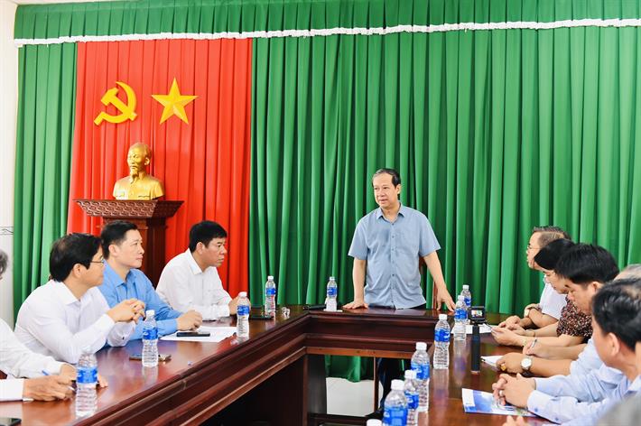 Bộ trưởng Nguyễn Kim Sơn trao đổi tại Điểm thi Trường THPT Vị Thanh, tỉnh Hậu Giang. Ảnh: MOET.