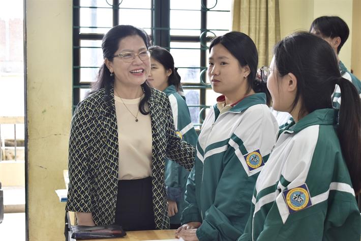 Thứ trưởng Nguyễn Thị Kim Chi động viên các em học sinh tại Trường THPT số 1, thị xã Sa Pa, tỉnh Lào Cai. Ảnh: MOET.