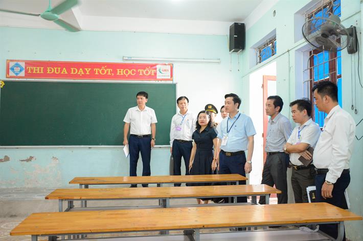 Đoàn kiểm tra số 1 kiểm tra công tác chuẩn bị thi tại điểm thi Trường THPT Mai Thúc Loan (huyện Lộc Hà, Hà Tĩnh). Ảnh: MOET.