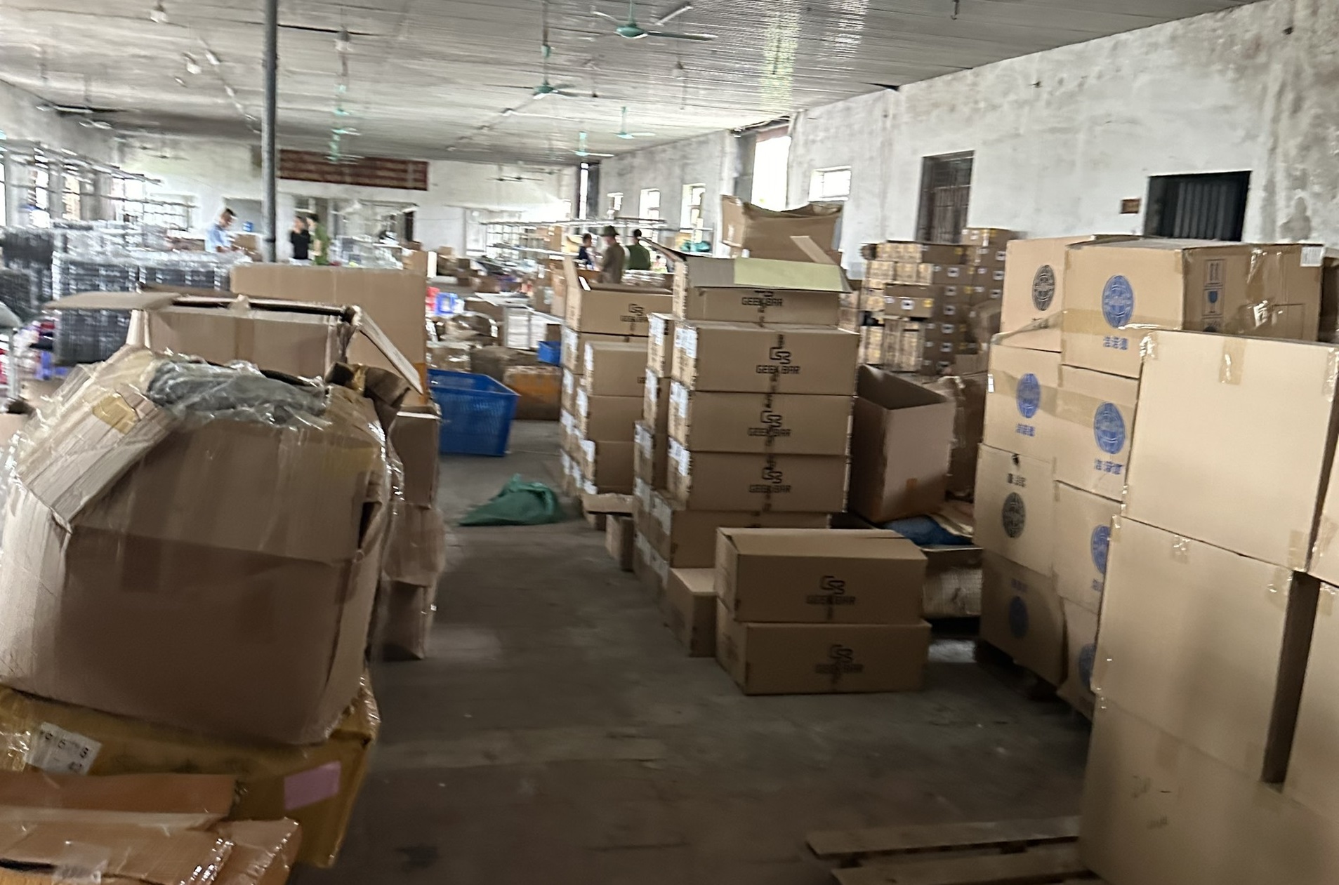 Lực lượng chức năng kiểm tra kho hàng tại thôn Lam Sơn, xã Thiện Phiến, huyện Tiên Lữ, tỉnh Hưng Yên.