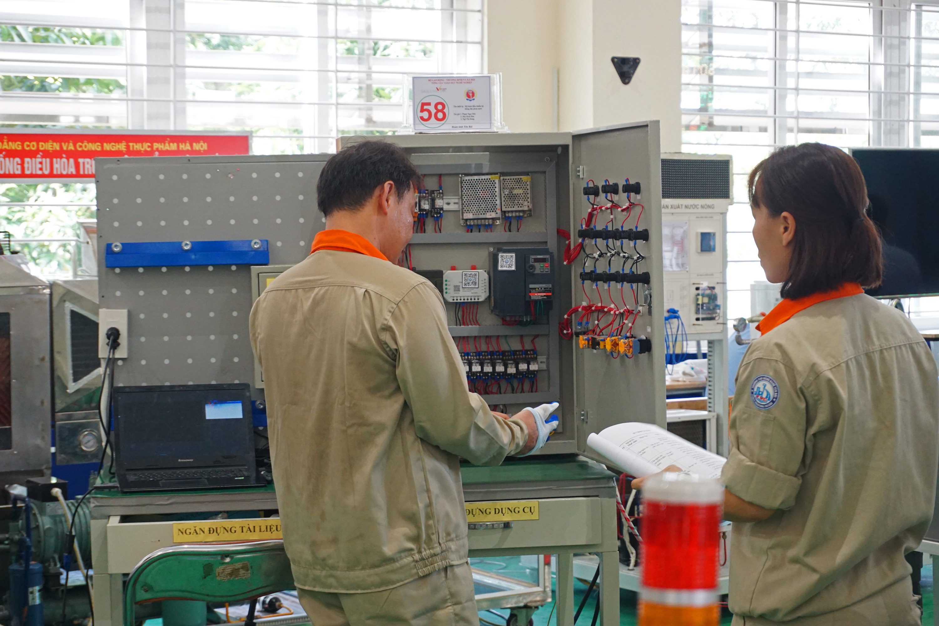 Thực h&agrave;nh kỹ năng nghề.